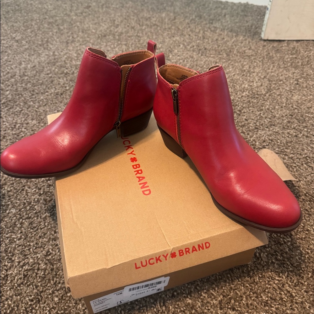 Women’s red Lucky bootie heels women’s 10